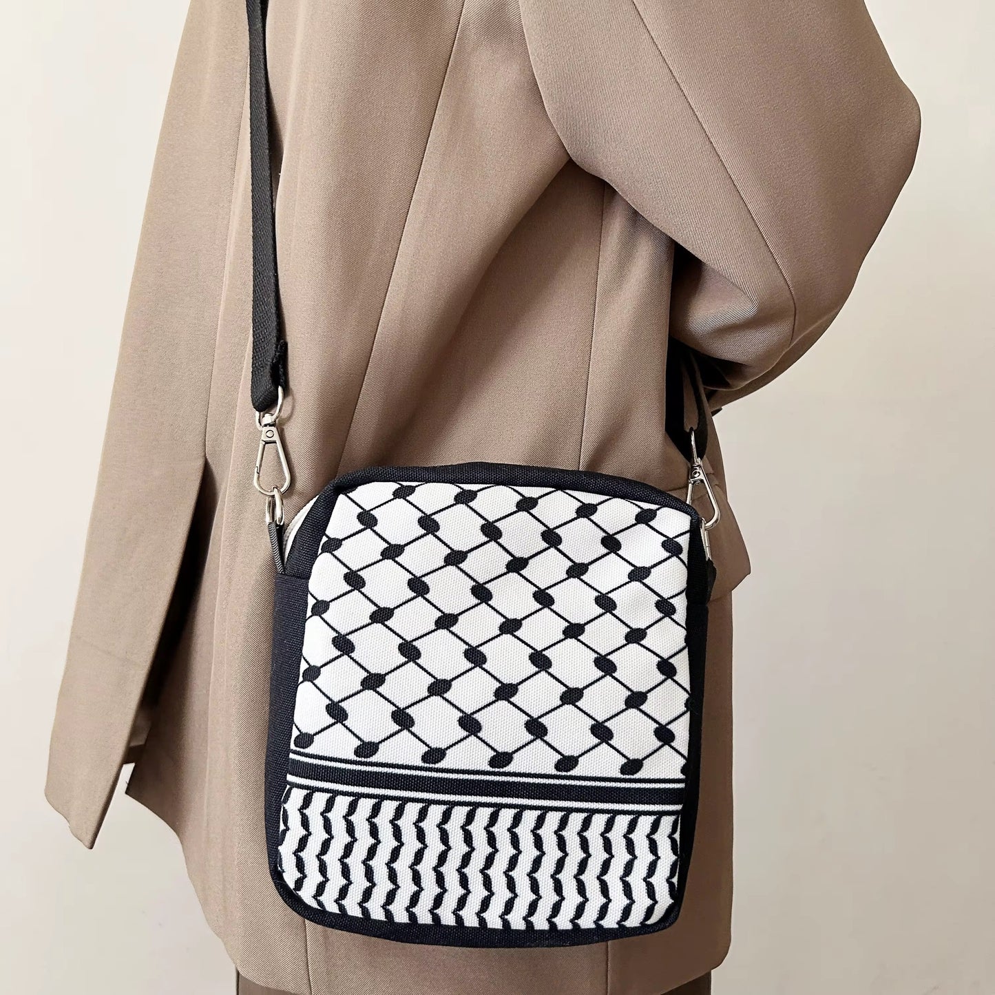 Keffiyeh Crossbody Tasche – Klassisch Schwarz & Weiß