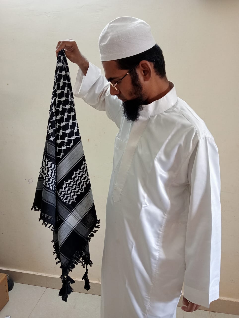 Kufiya/Keffiyeh Black with White Tassels 100% Cotton