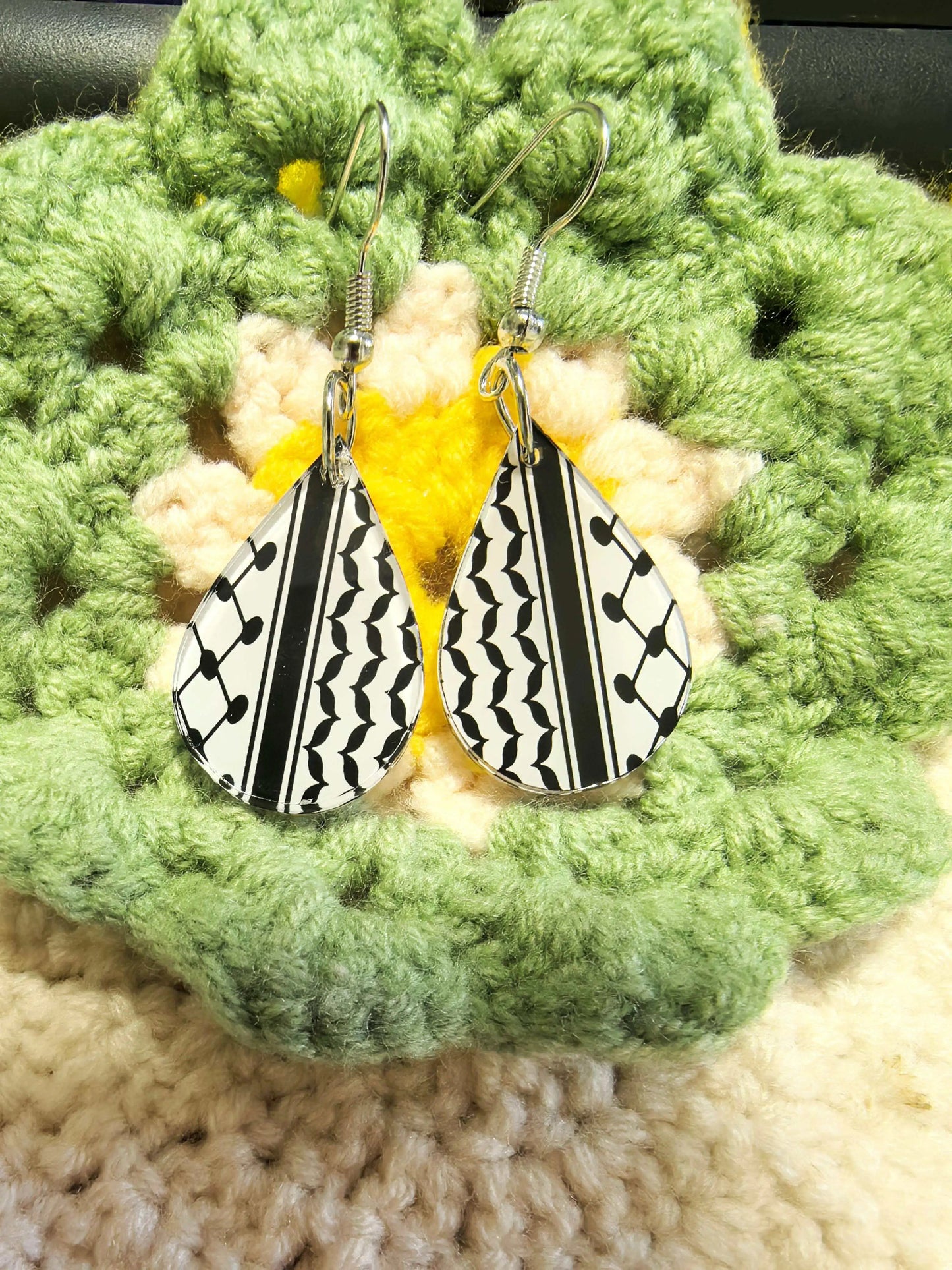 Keffiyeh Oorbellen – Druppelvorm Zwart/Wit