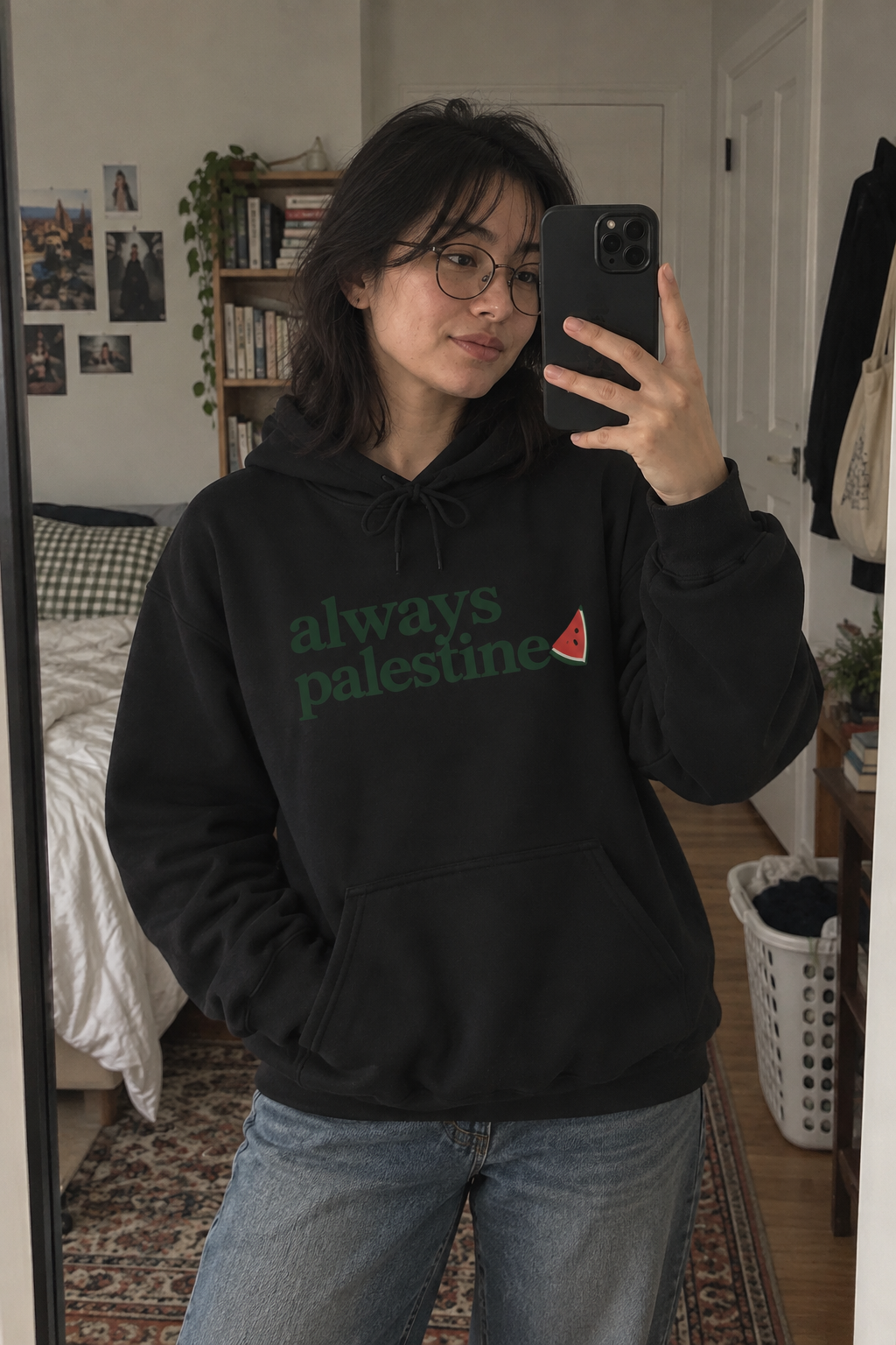 KI-Lifestylebild des schwarzen Always Palestine Hoodies