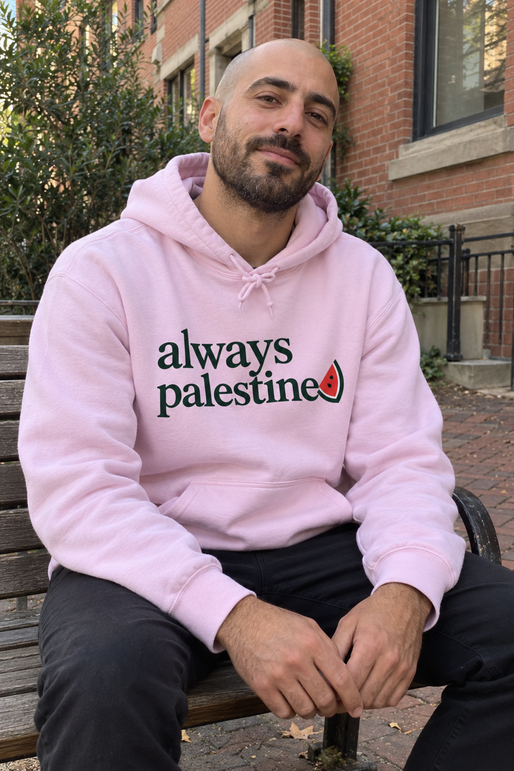 KI-Lifestylebild des Always Palestine Hoodies in Hellrosa