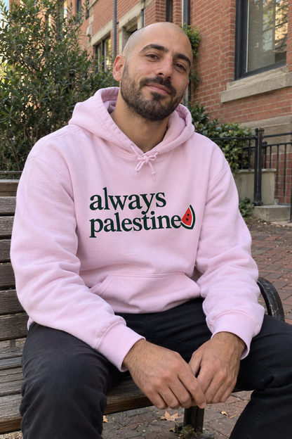 KI-Lifestylebild des Always Palestine Hoodies in Hellrosa