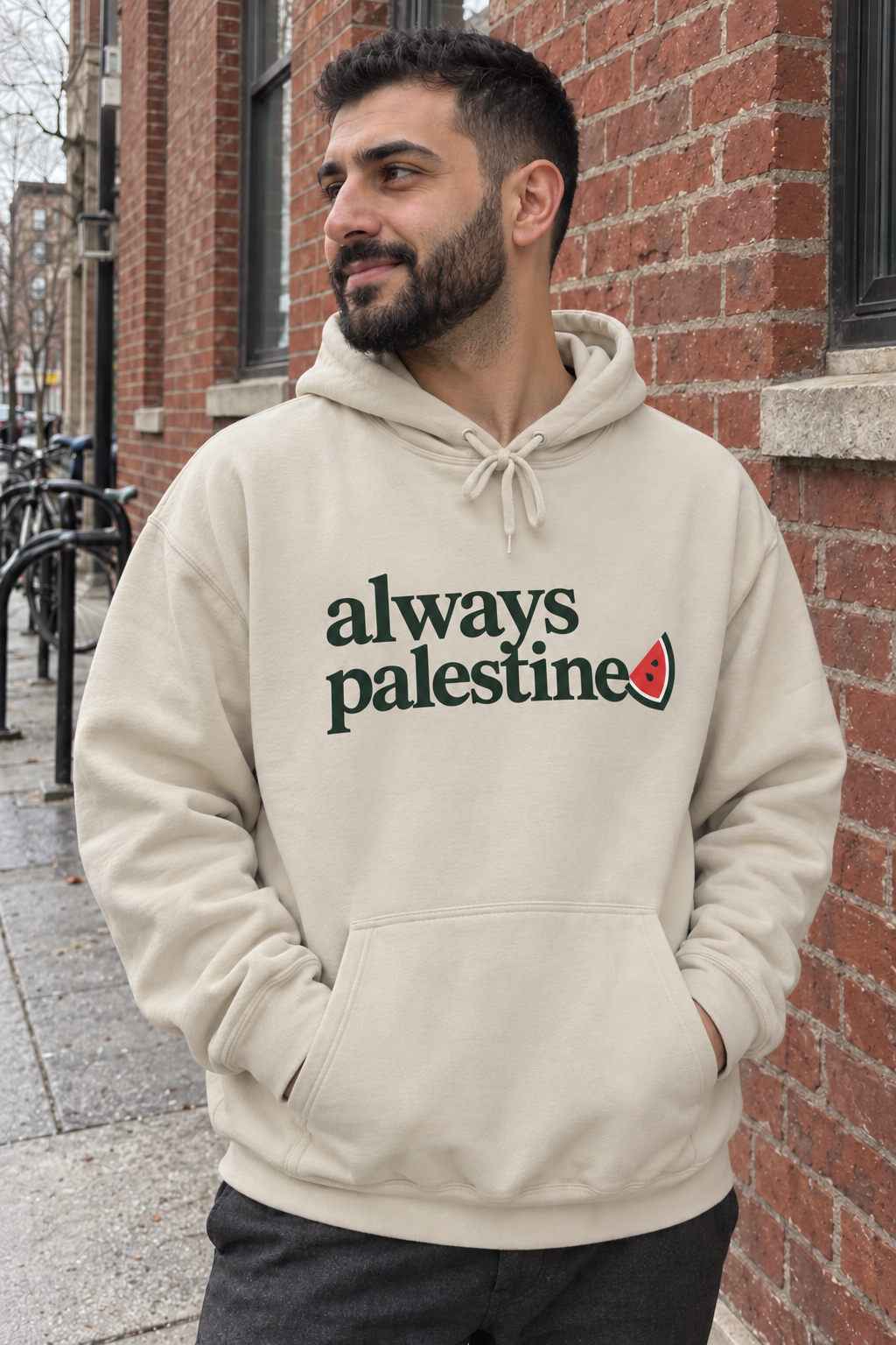 KI-Lifestylebild des sandfarbenen Always Palestine Hoodies